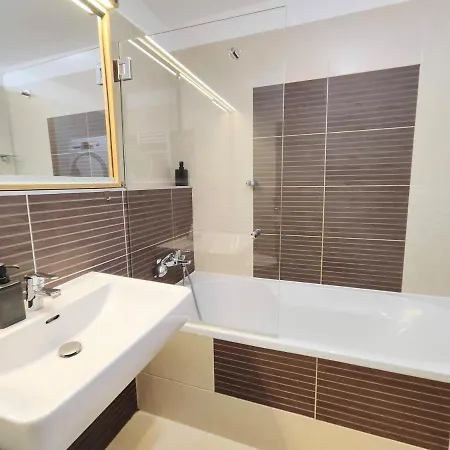 Mills - Free Parking - Balcony With View - Close To Nivy Mall Appartamento
